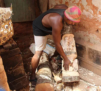 Sculteur Malgache à l'ouvrage.