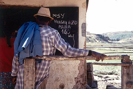 Homme Malgache vu de dos.