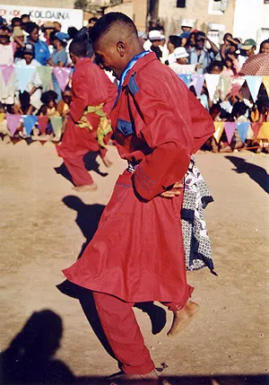 Jeune danseur traditionnel en habit rouge participant au hira gasy malgache