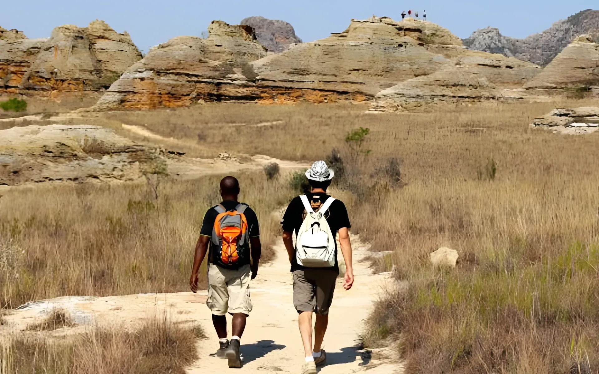 Deux hommes font un trek à Madagascar