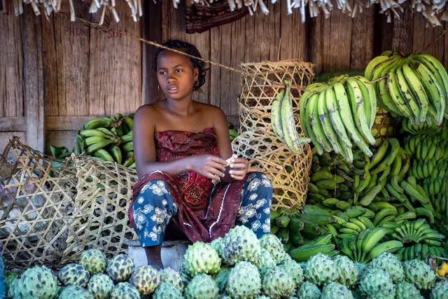 Vendeuse de fruits sur un marché à Madagascar.